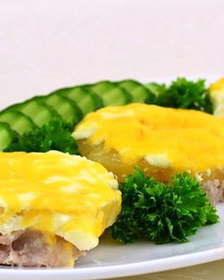 Свинина с ананасами и сыром