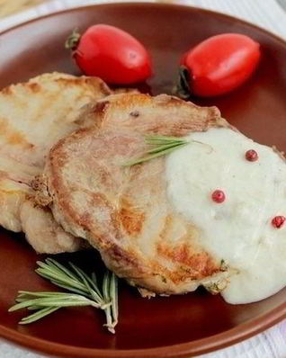 Свинина с соусом из голубого сыра