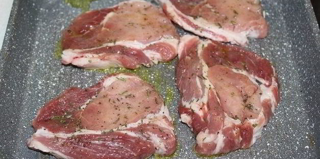 свинина с соусом из голубого сыра