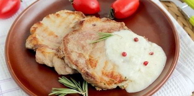свинина с соусом из голубого сыра