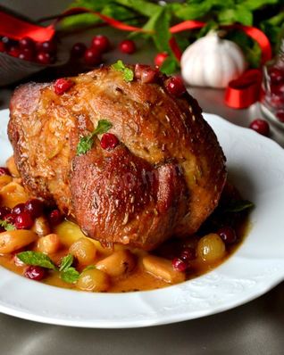 Свиной окорок в яблочном соусе с чесноком и клюквой