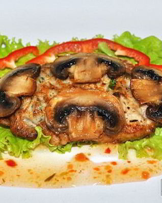 Свиные отбивные в грибном кляре