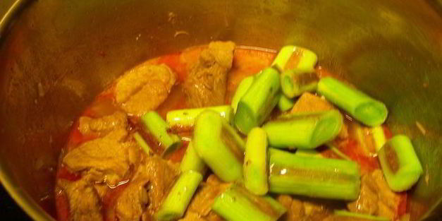 тажин из баранины и лука-порея