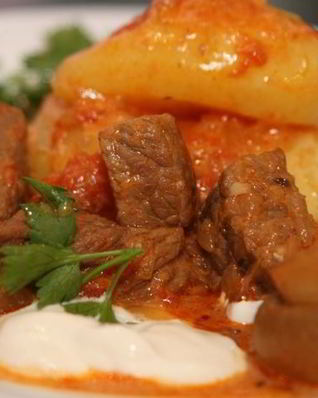 Тушеная свинина с овощами на сковороде