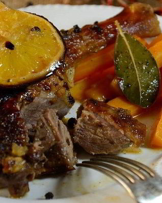 Утиные окорочка с апельсинами в духовке