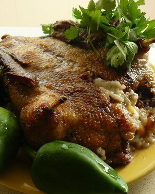 Утка по-домашнему, запеченная с рисом, фруктами и потрохами