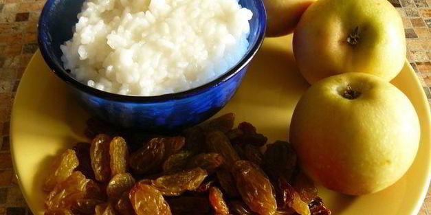 утка по-домашнему, запеченная с рисом, фруктами и потрохами