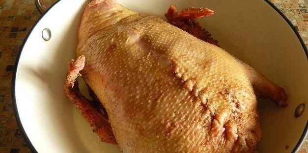 утка по-домашнему, запеченная с рисом, фруктами и потрохами