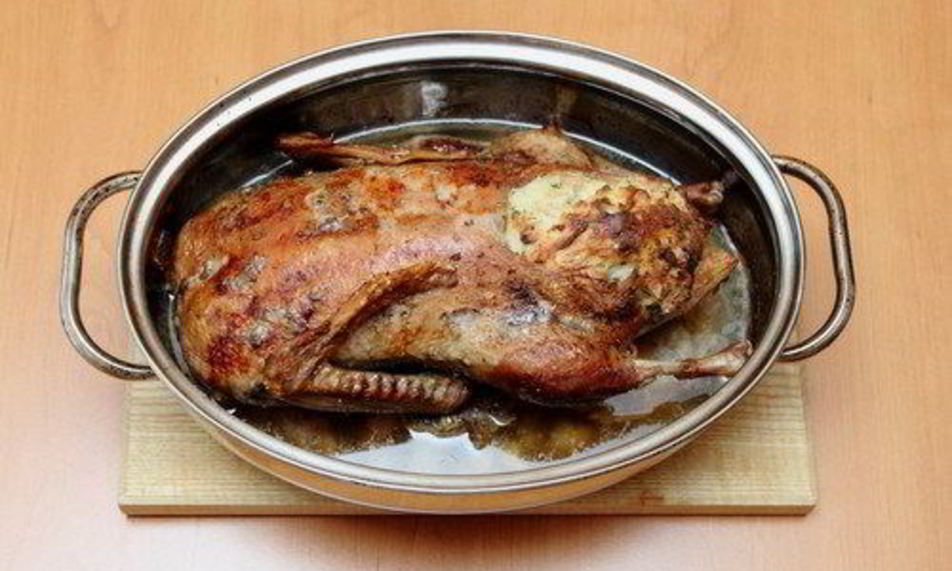 Рецепт утка с квашеной капустой и черносливом, запеченная в пиве