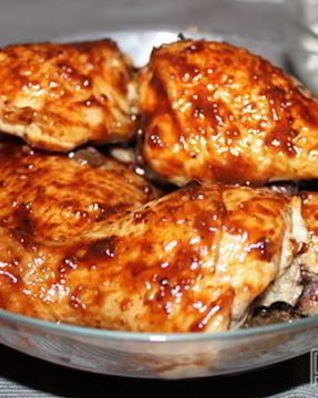 Запеченная курица с соусом из чернослива и сырным дипом