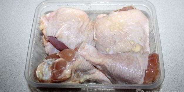 запеченная курица с соусом из чернослива и сырным дипом