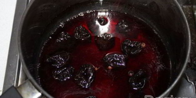 запеченная курица с соусом из чернослива и сырным дипом