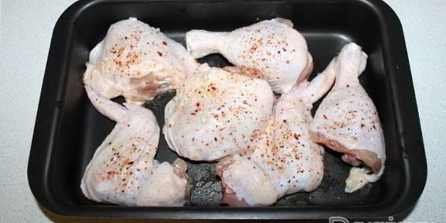 запеченная курица с соусом из чернослива и сырным дипом