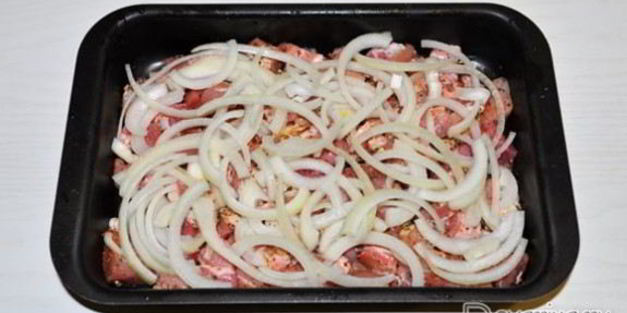 запеченная свинина с овощами под соусом бешамель