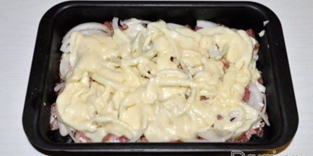 запеченная свинина с овощами под соусом бешамель