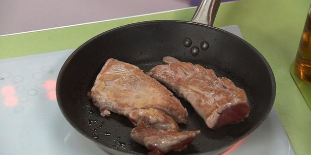 запеченная свинина в овощной икре с картофелем