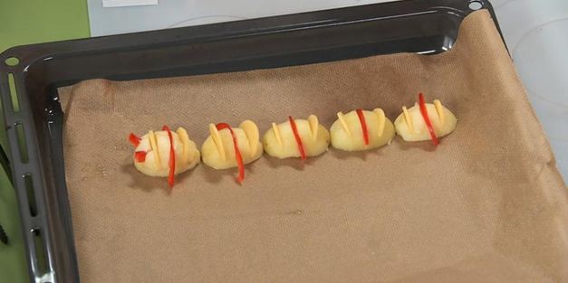 запеченная свинина в овощной икре с картофелем