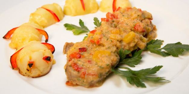 запеченная свинина в овощной икре с картофелем