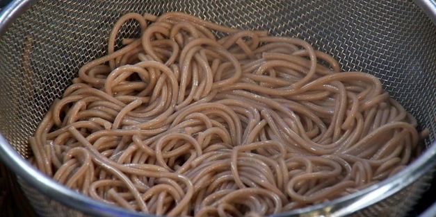 острая гречневая лапша с говядиной и соевым соусом