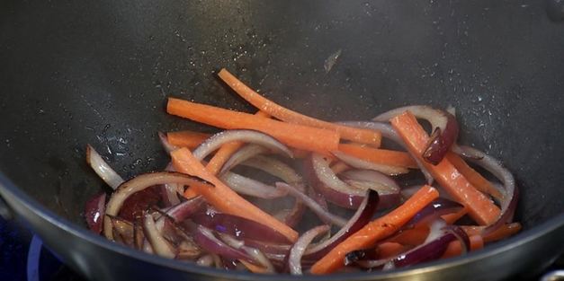 острая гречневая лапша с говядиной и соевым соусом