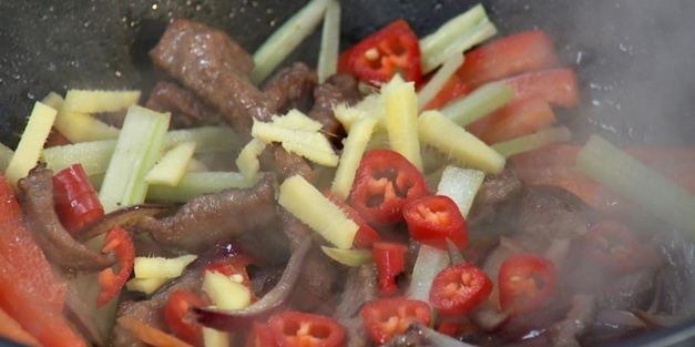 острая гречневая лапша с говядиной и соевым соусом