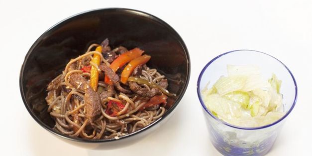 острая гречневая лапша с говядиной и соевым соусом