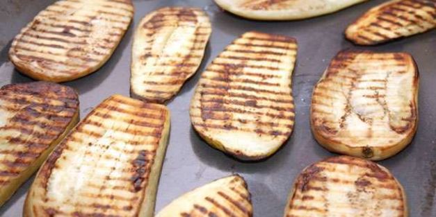 баклажаны в духовке, запеченные с помидорами и сыром