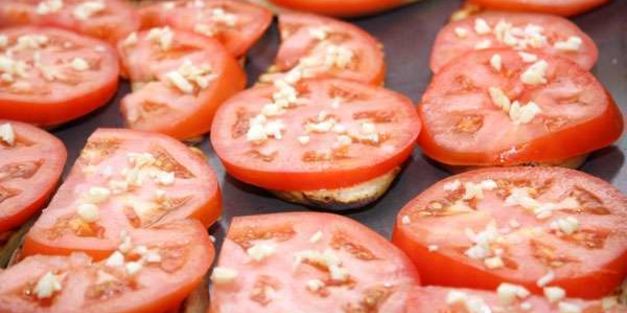 баклажаны в духовке, запеченные с помидорами и сыром