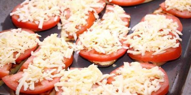 баклажаны в духовке, запеченные с помидорами и сыром