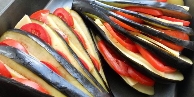 баклажаны, запеченные с сыром и помидорами