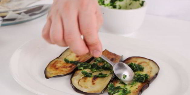 баклажаны жареные с гранатом и зеленью