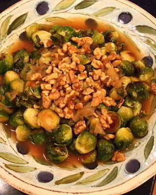 Брюссельская капуста с грецкими орехами