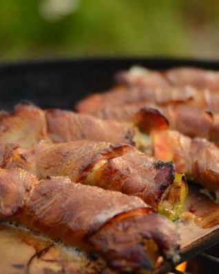 Фаршированные перцы чили, запеченные на гриле