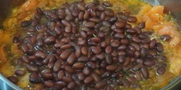 фасоль в томатном соусе с розмарином