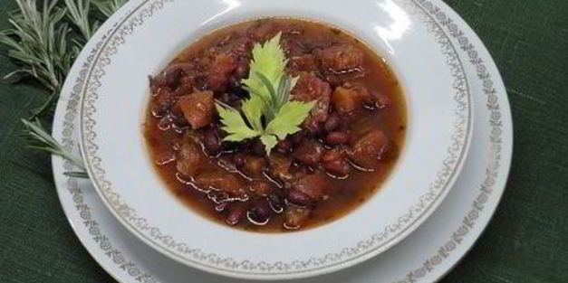 фасоль в томатном соусе с розмарином