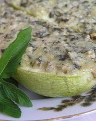 Кабачки под орехово-мятным соусом
