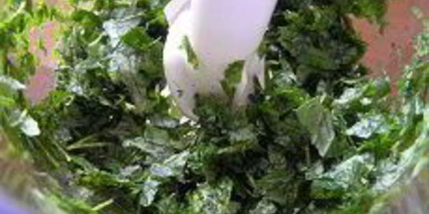 кабачки под орехово-мятным соусом