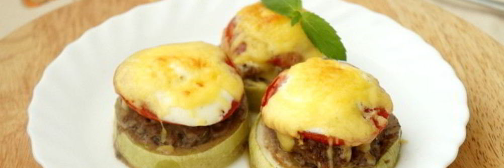 Кабачки с фаршем и помидорами