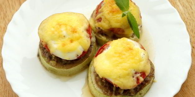 кабачки с фаршем и помидорами