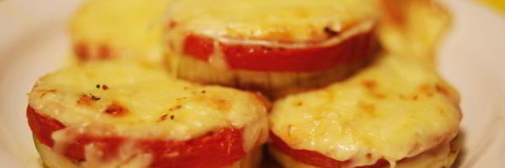 Кабачки, запеченные с помидорами и сыром
