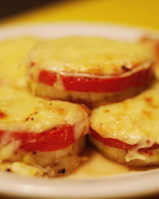 Кабачки, запеченные с помидорами и сыром