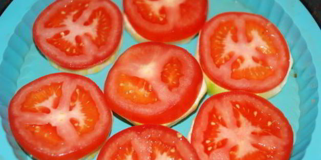 кабачки, запеченные с помидорами и сыром