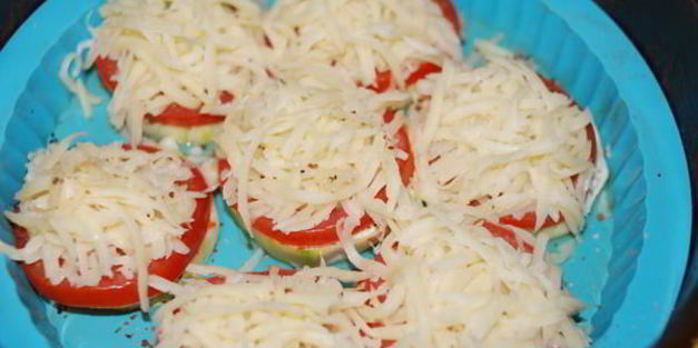 кабачки, запеченные с помидорами и сыром