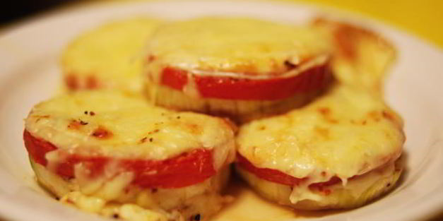 кабачки, запеченные с помидорами и сыром