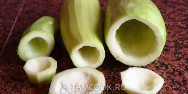 кабачок с фаршем и булгуром, запеченный в духовке целиком