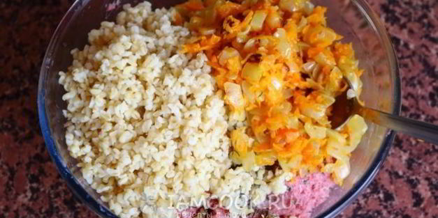 кабачок с фаршем и булгуром, запеченный в духовке целиком