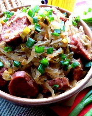 Капуста с баварскими колбасками и шпинатом