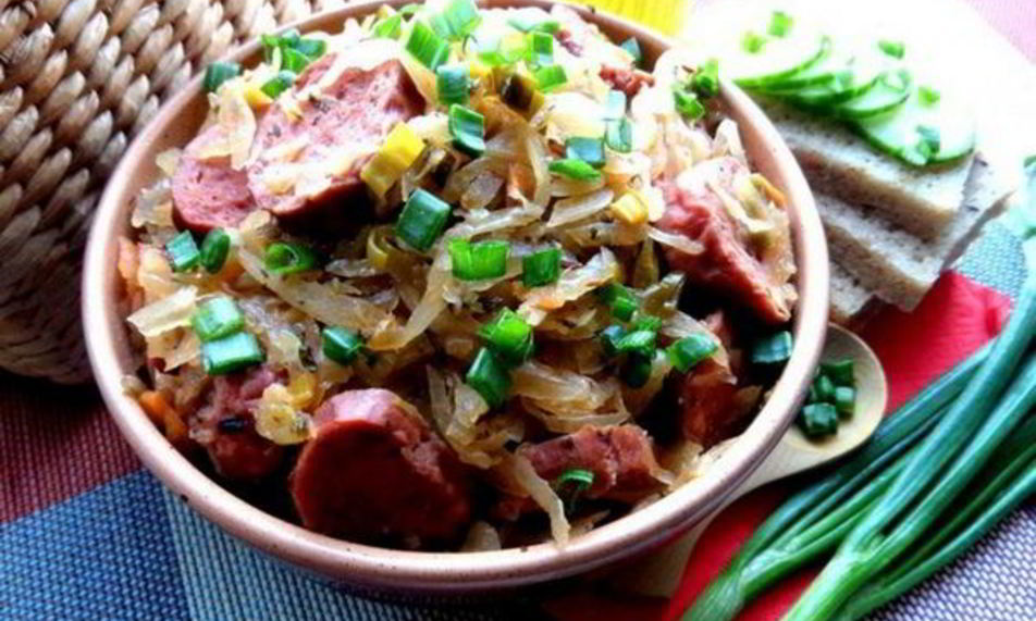 Рецепт капуста с баварскими колбасками и шпинатом