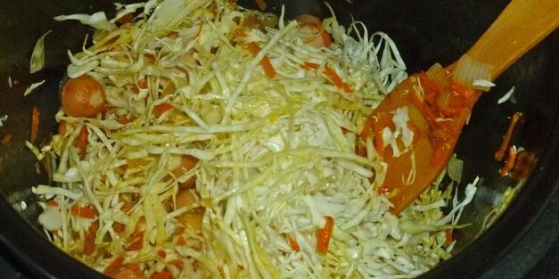 капуста с сосисками в мультиварке