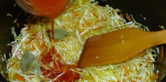 капуста с сосисками в мультиварке